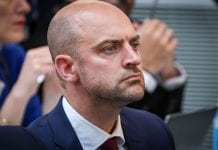 Pourquoi le report des élections palestiniennes pose un problème à Barrot ?