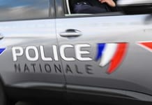Il mime un tir de mitraillette vers deux hommes portant une kippa