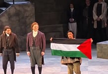 Il se fait virer après avoir brandi un drapeau palestinien