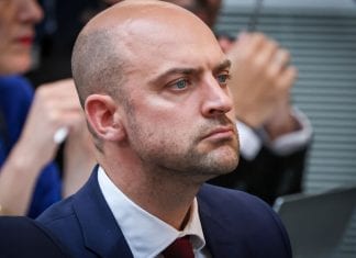 Pourquoi le report des élections palestiniennes pose un problème à Barrot ?