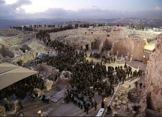 En Israël des Arabes effacent l’hébreu sur des tombes Juives