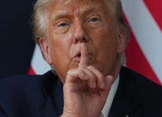 Trump s’est emporté, a crié et proféré des injures.