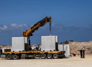 Une immense barrière de sable divisant Gaza