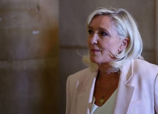 Présidentielle: Marine Le Pen confirme sa candidature