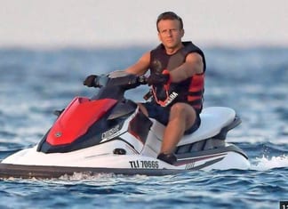 Emmanuel Macron en scooter des mers ça ne passe pas
