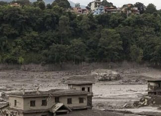 Népal: au moins 160 morts et des centaines de touristes disparus