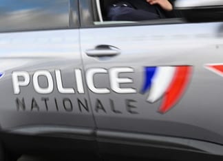 Il mime un tir de mitraillette vers deux hommes portant une kippa