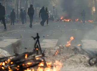 Paris: une synagogue vandalisée dans un contexte de chaos