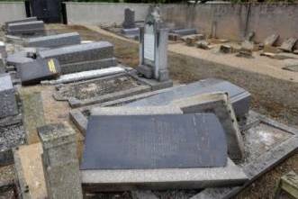 473080-des-tombes-profanees-dans-le-cimetiere-juif-de-wolfisheim-pres-de-strasbourg-le-21-juillet-2012