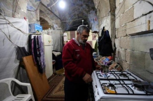 648x415_jihad-al-mohammad-refugie-syrien-prepare-cafe-a-interieur-synagogue-saida-liban-8-fevrier-2015-ou-elu-domicile