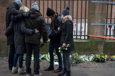 de-jeunes-danois-deposent-des-fleurs-devant-la-synagogue-de-copenhague-ou-a-eu-lieu-une-attaque-le-15-fevrier-2015_5213499_396_264