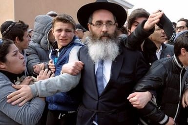 1674470_3_96a4_pleurs-devant-le-convoi-funeraires-qui-emmene_3d94b41739164872dc47b6db0facb0d5_386_257