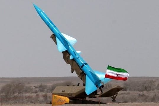 354664_un-missile-thunder-est-pret-a-etre-tire-lors-d-un-exercice-militaire-le-6-juillet-2011-en-iran_539_359