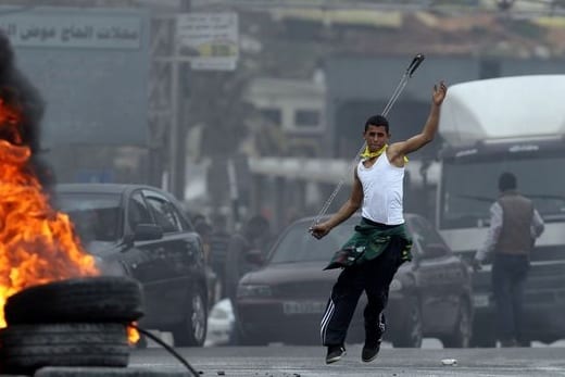 un-palestinien-manifeste-contre-les-forces-israeliennes-dans-le-camp-de-refugies-de-jalazone-aux-abords-de-ramallah-en-cisjordanie_5309829_521_347