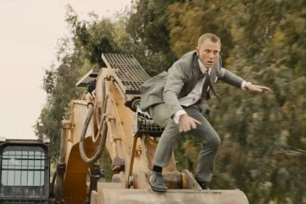 Daniel-Craig-in-Skyfall-Atop-Train_440_293