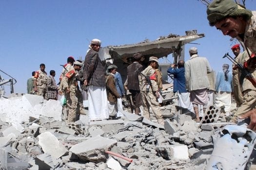 apres-des-frappes-aeriennes-dirigees-sur-l-aeroport-de-saada-au-yemen_5311555_525_350