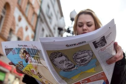 une-femme-lit-l-hebdomadaire-satirique-pro-poutine-charj-i-pero-charge-et-plume-a-moscou-le-21-avril-2015_5325347_405_270