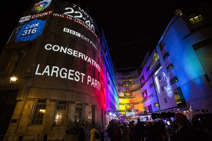 7778272781_un-sondage-de-sortie-des-urnes-de-la-bbc-projete-sur-un-mur-de-la-portland-place-a-londres-jeudi-7-mai-2015_785_523