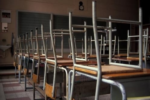 chaises-tables-ecole-classe-vide-greve-enseignants-professeurs-tableau-630x420_scalewidth_630_496_331