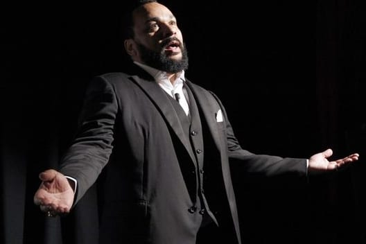 dieudonne-le-15-janvier-2012-lors-de-la-presentation-de-son-film-l-antisemite-au-theatre-de-la-main-d-or-a-paris_4658558_528_352
