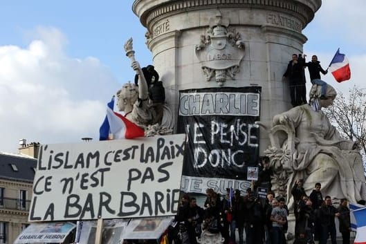 rassemblement-contre-le-terrorisme-place-de-la-republique-le-11-janvier-2015_5185237_530_353
