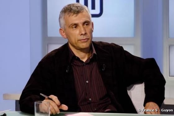 763024-daniel-schneidermann-presente-arret-diapo-1_561_374
