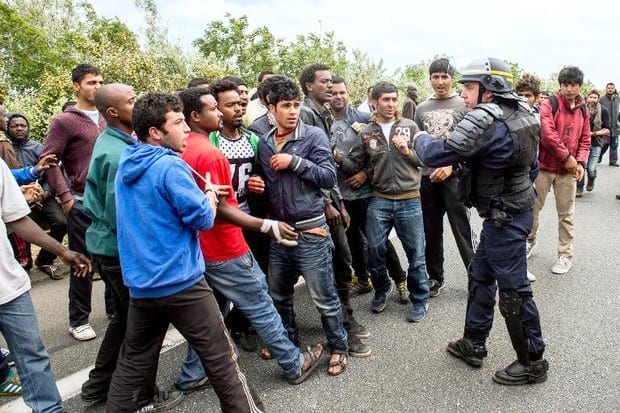 Tensions-entre-CRS-et-migrants-a-Calais-le-17-juin-2015_afp-article