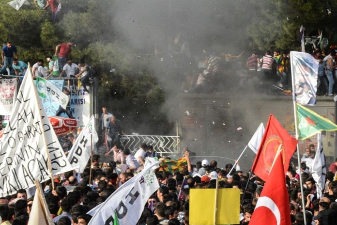 deux-explosions-ont-eu-lieu-le-5-juin-2015-faisant-plusieurs-dizaines-de-blesses-a-diyarbakir-au-sud-est-de-la-turquie-au-cours-d-un-meeting-du-principal-parti-kurde_5352913_1016_677
