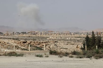 smoke-rises-due-to-what-activists-said-was-shelling-from-islamic-state-fighters-on-palmyra-city_5342931_437_292