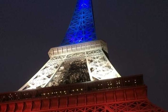tour-eiffel-paris-bleu-blanc-rouge_711_474