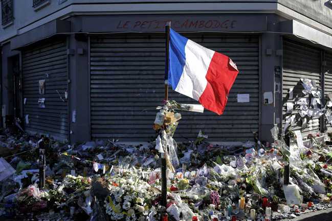 2048x1536-fit_drapeau-tricolore-flotte-devant-restaurant-parisien-petit-cambodge-6-lieux-vises-attaques-terroristes-13-novembre-2015-revendiquees-daesh_650_433