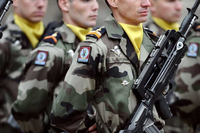 des-parachutistes-de-l-armee-francaise-lors-d-une-ceremonie-aux-invalides-a-paris-le-19-mars-2012_4897193_1041_694
