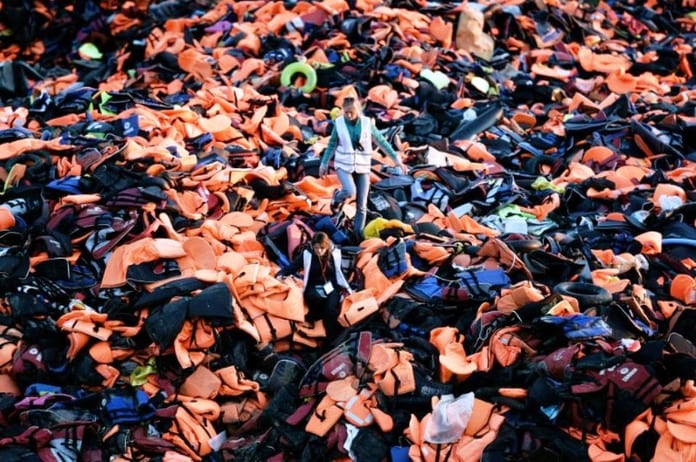 840587-des-gilets-de-sauvetage-laisses-a-lesbos-par-des-migrants-et-refugies-en-provenance-de-turquie-le-3-