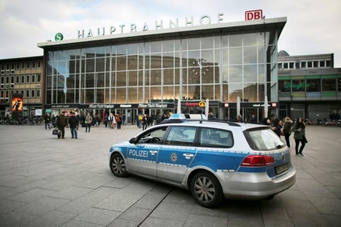 840711-une-vehicule-de-police-a-cologne-le-5-janvier-2015 (1)