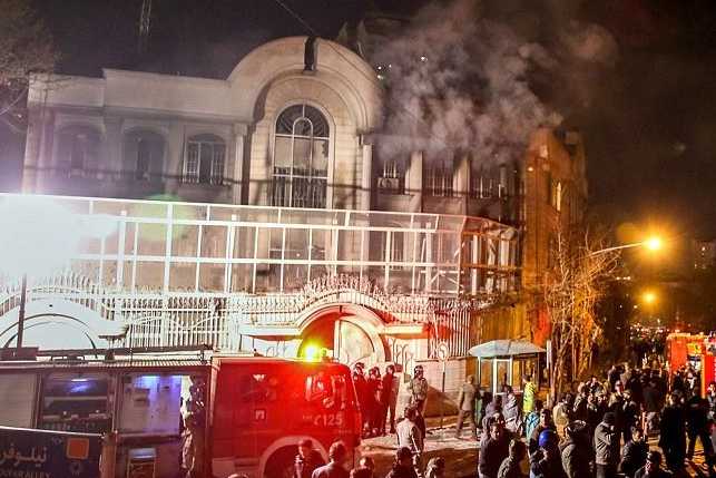 Iranian_protesters_set_fire_to_Saudi_Embassy_3_644_429