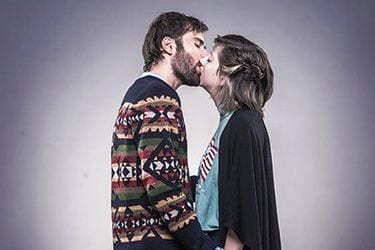 Le-baiser-d-un-couple-mixte-arabe-juif