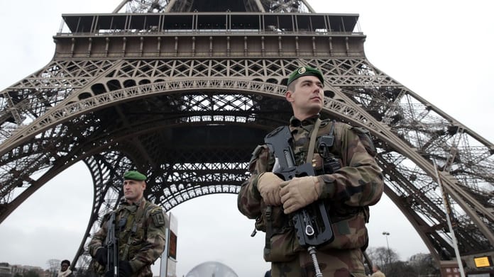 des-militaires-deployes-sous-la-tour-eiffel-dans-le-cadre-du-plan-vigipirate-le-7-janvier-2015-a-paris_5494014