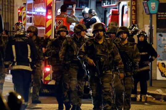 des-militaires-francais-pres-de-l-etablissement-la-belle-equipe-rue-de-charonne-a-paris-frappe-par-une-attaque-terroriste-le-14-novembre-2015_5463568_537_358