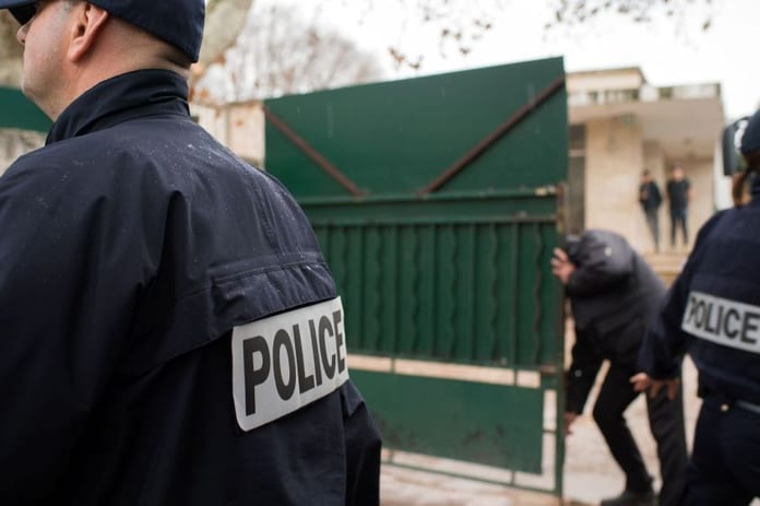 des-policiers-montent-la-garde-devant-l-ecole-juive-la-source-apres-l-agression-d-un-enseignant-le-11-janvier-2016-a-marseille_5495854