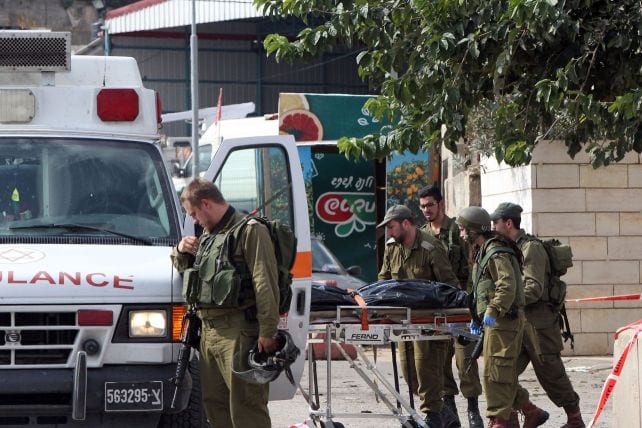 des-soldats-israeliens-evacuent-sur-un-brancard-le-corps-d-un-palestinien-qui-a-blesse-gravement-au-couteau-un-israelien-avant-d-etre-abattu-le-26-octobre-2015-a-hebron_5452380
