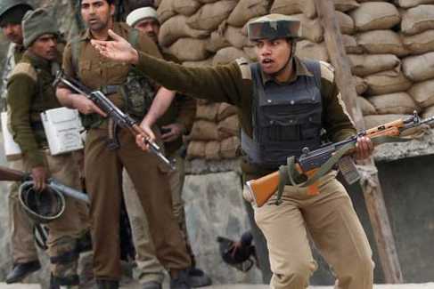660821-paramilitaire-indien-enfuit-lieux-fusillade_488_325