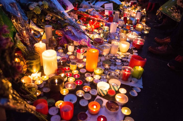 2048x1536-fit_bougies-hommage-victimes-attentats-paris