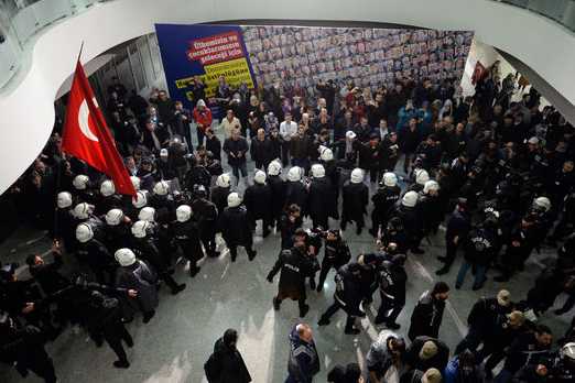 4877033_6_8200_la-police-turque-a-investi-vendredi-soir-les_17385038cf00c6cc9274f01ff32727db_522_348