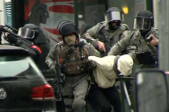 648x415_molenbeek-belgique-18-mars-2016-policiers-extraient-suspect-pourrait-etre-salah-abdeslam_583_389