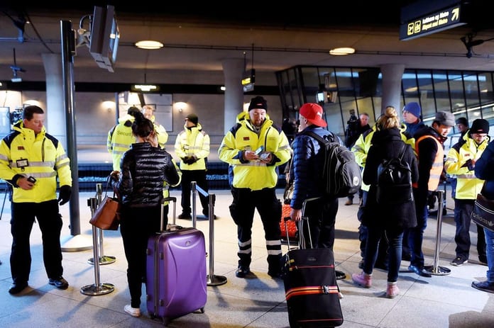 la-police-controle-les-identites-des-passagers-le-4-janvier-2016-a-la-gare-de-kastrup-a-l-aeroport-de-copenhague_5492236