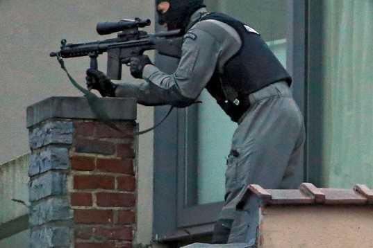 masked-belgian-police-secure-the-area-from-a-rooftop-near-the-scene-where-shots-were-fired-during-a-police-search-of-a-house-in-the-suburb-of-forest-near-brussels_5565219_537_358