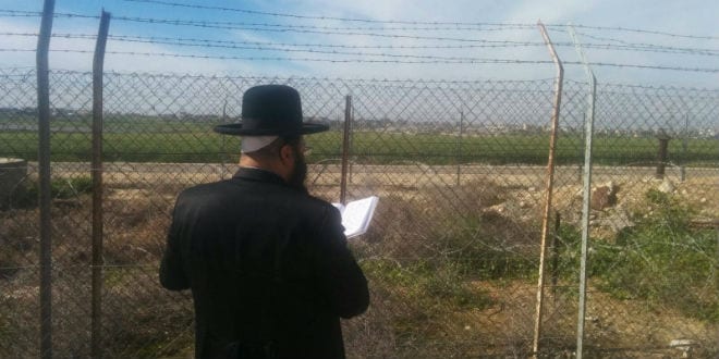 rabbi-pray-fence