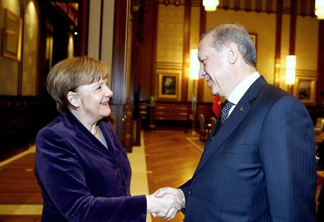 1214300_merkel-accepte-quun-humoriste-anti-erdogan-soit-poursuivi-par-la-turquie-web-tete-021845096639_660x452p