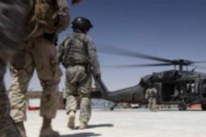 des-soldats-americains-de-l-otan-s-appretent-a-embarquer-a-bord-d-un-helicoptere-a-kandahar-le-6-juin-2010_502355_1073_716