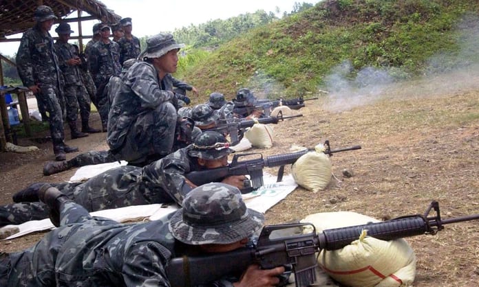 des-soldats-s-entrainant-a-patikul-dans-le-sud-des-philippines-le-15-aout-2007_5491036